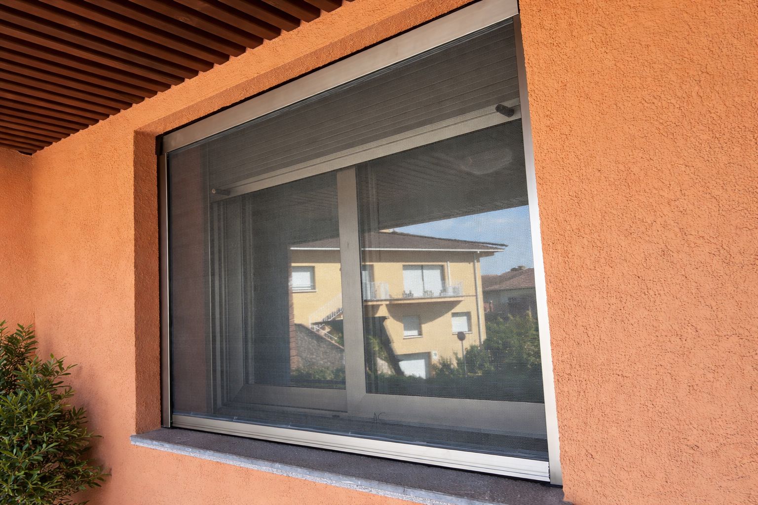 Instalación mosquitera autoenrollable